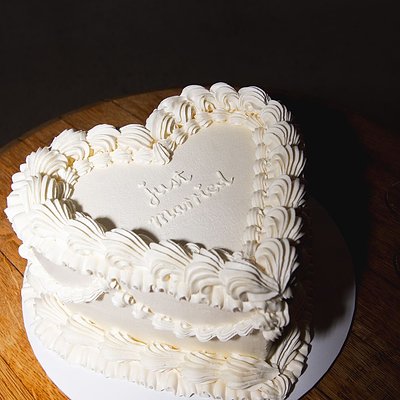 8 INCH HEART WEDDING CAKE 