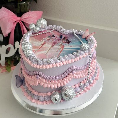 8 Inch 3 Layer Heart Cake (26 Servings)