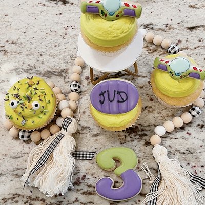 Cupcakes With Mini Cookies For Cupcake Toppers