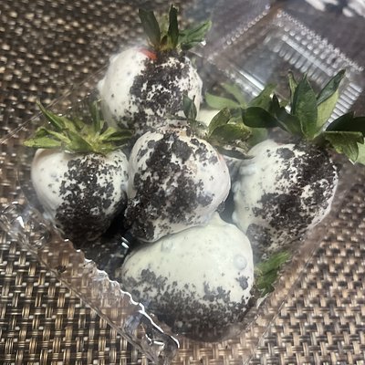 Cookies & Cream Dipped Strawberries Dozen 