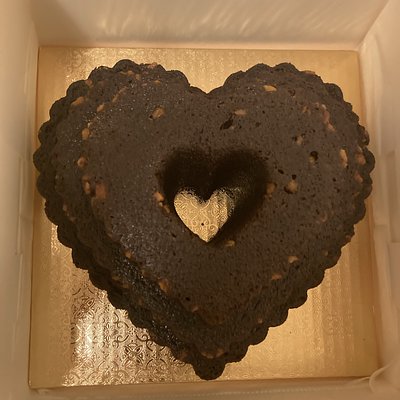 Lush Black Heart Full-Size Sculpted Bundt