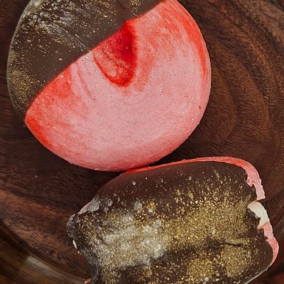 Chocolate Covered Strawberry Macaron 