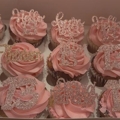  Standard Size Strawberry  Cupcakes Without Decor(12)