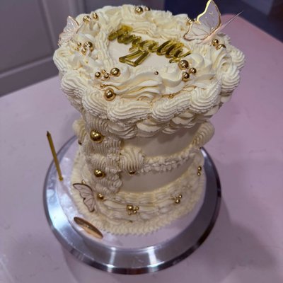 6” Round Cake / 4-Layers (Serves 18-20 | Custom Design Included)