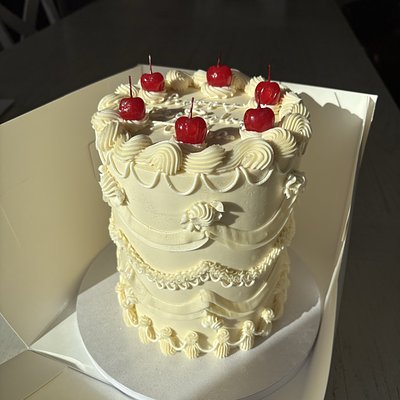 6” TALL Customizable Round Cake 