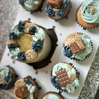 Bento Box With 8 Cupcakes 