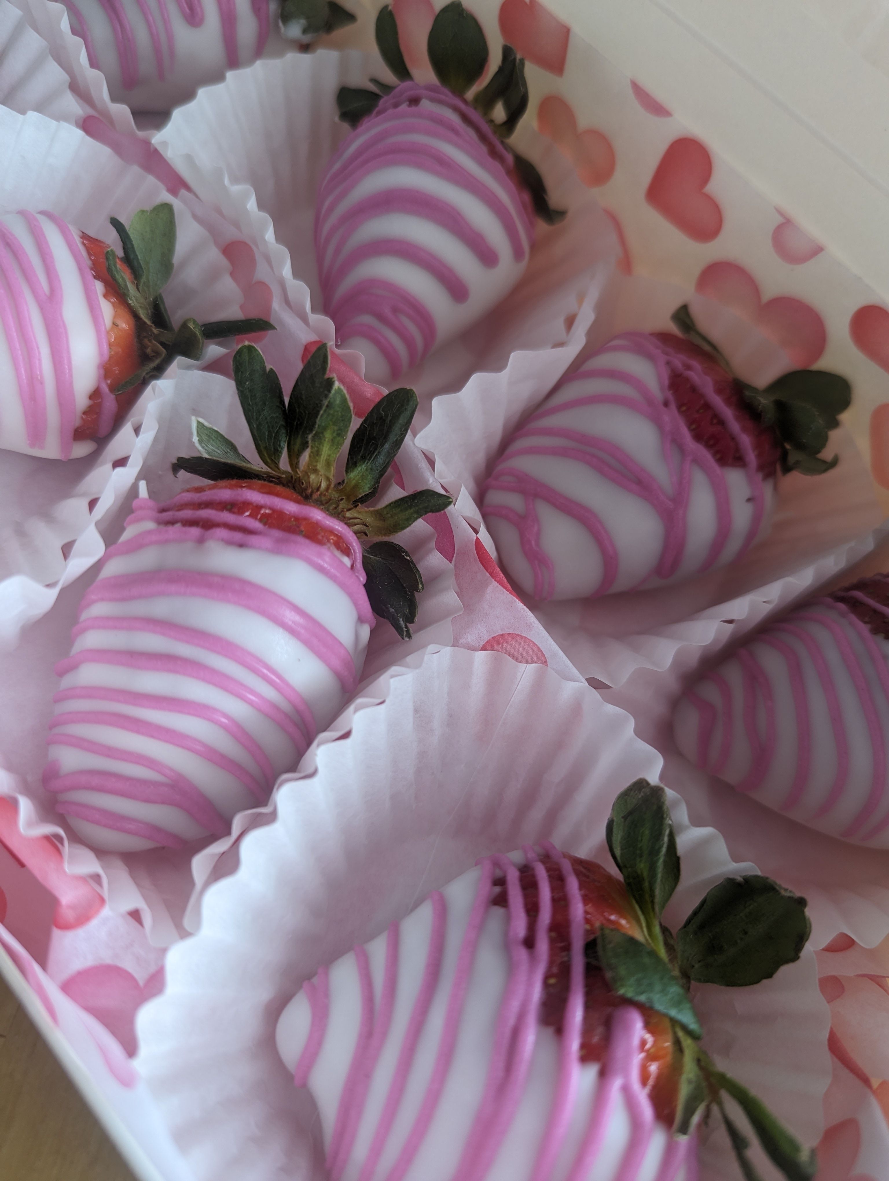Chocolate Covered Strawberries 6 Count White Chocolate With Drizzle 