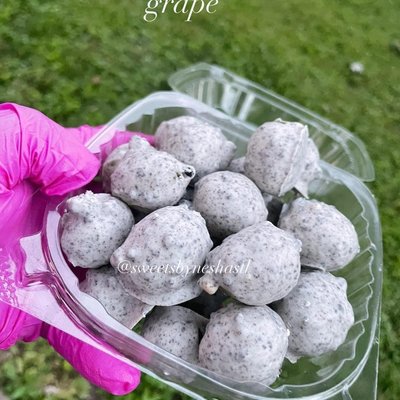 20 Cookies & Creme Grapes 