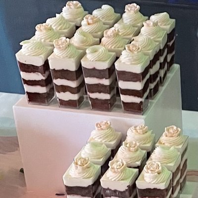 3 oz RED VELVET CAKE LAYERED CREAM CHEESE FROSTING (24)