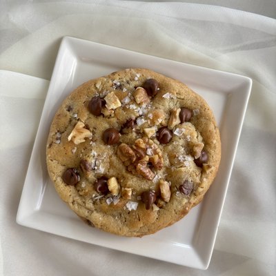 Salted Walnut Chocolate Chip Cookie 4” (Bakery Size)