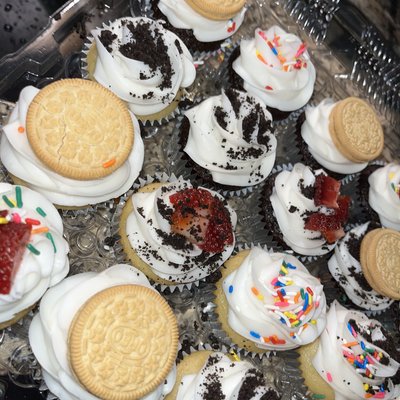 Assorted cupcakes 