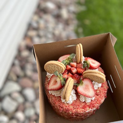 Strawberry Crunch Cake (6 Inch) 