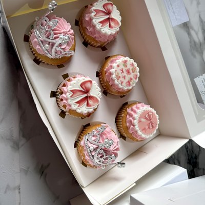 1/2 Dozen cupcakes (6)