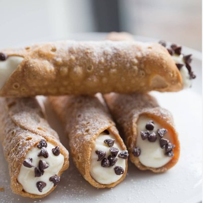 12 Cannolis