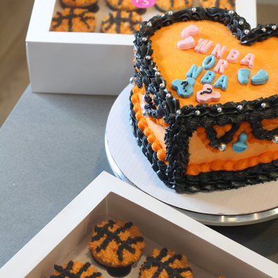 8 inch Cake + 24 Cupcakes 
