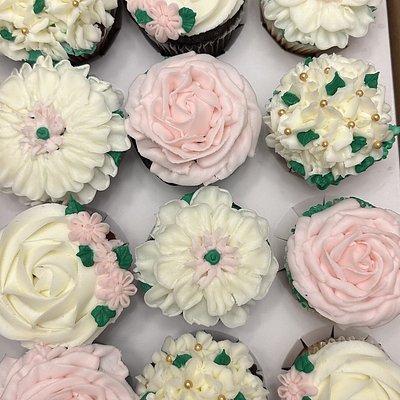 12 Floral Cupcakes 