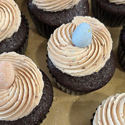 Cadbury Egg Cupcakes 