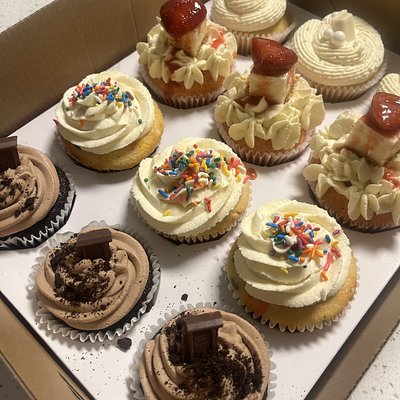 Cupcake Variety Box ( 4 Flavors, 3 Cupcakes Per Flavor)