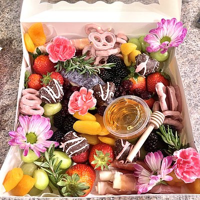 Medium Valentines Box(feeds 5-7)