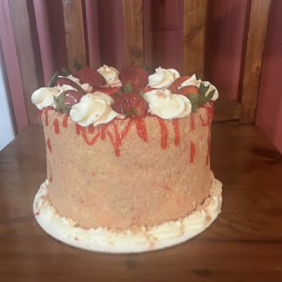 Strawberry Crunch Cake 