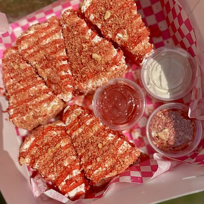 Strawberry Crunch Wedge (6) Slices 