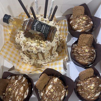 Bento Box - 4” Cake With 5 Cupcakes