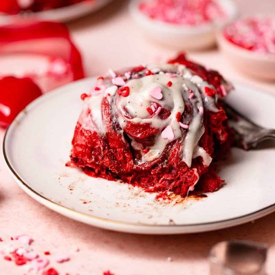 Red Velvet Cinnamon Rolls (6count)