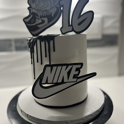 6in Round Cake(Feeds 12-18)