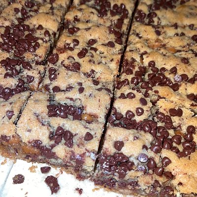Chocolate Chip Caramel Cookie Bars 