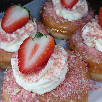 Cheesecake Loaded Doughnuts 