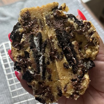 Cookies And Cream Stuffed Cookie