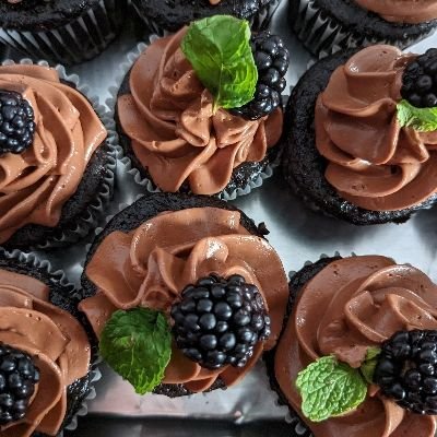 6 Chocolate Cupcakes With Chocolate Buttercream 