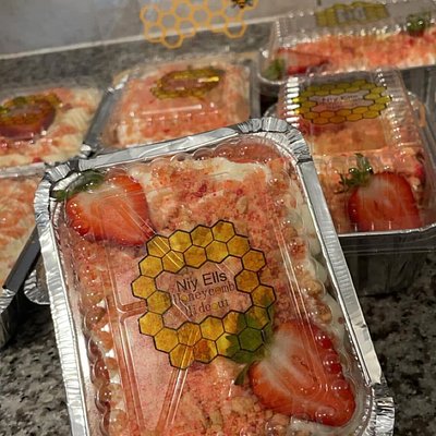Strawberry Crunch Mini Cakes 