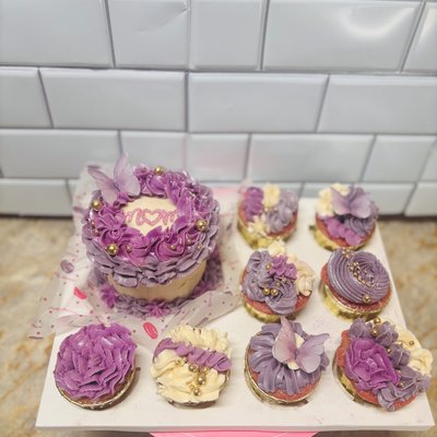 Deluxe Bento Box 4 Or 5 Inch Cake with 8 Cupcakes One Flavor 