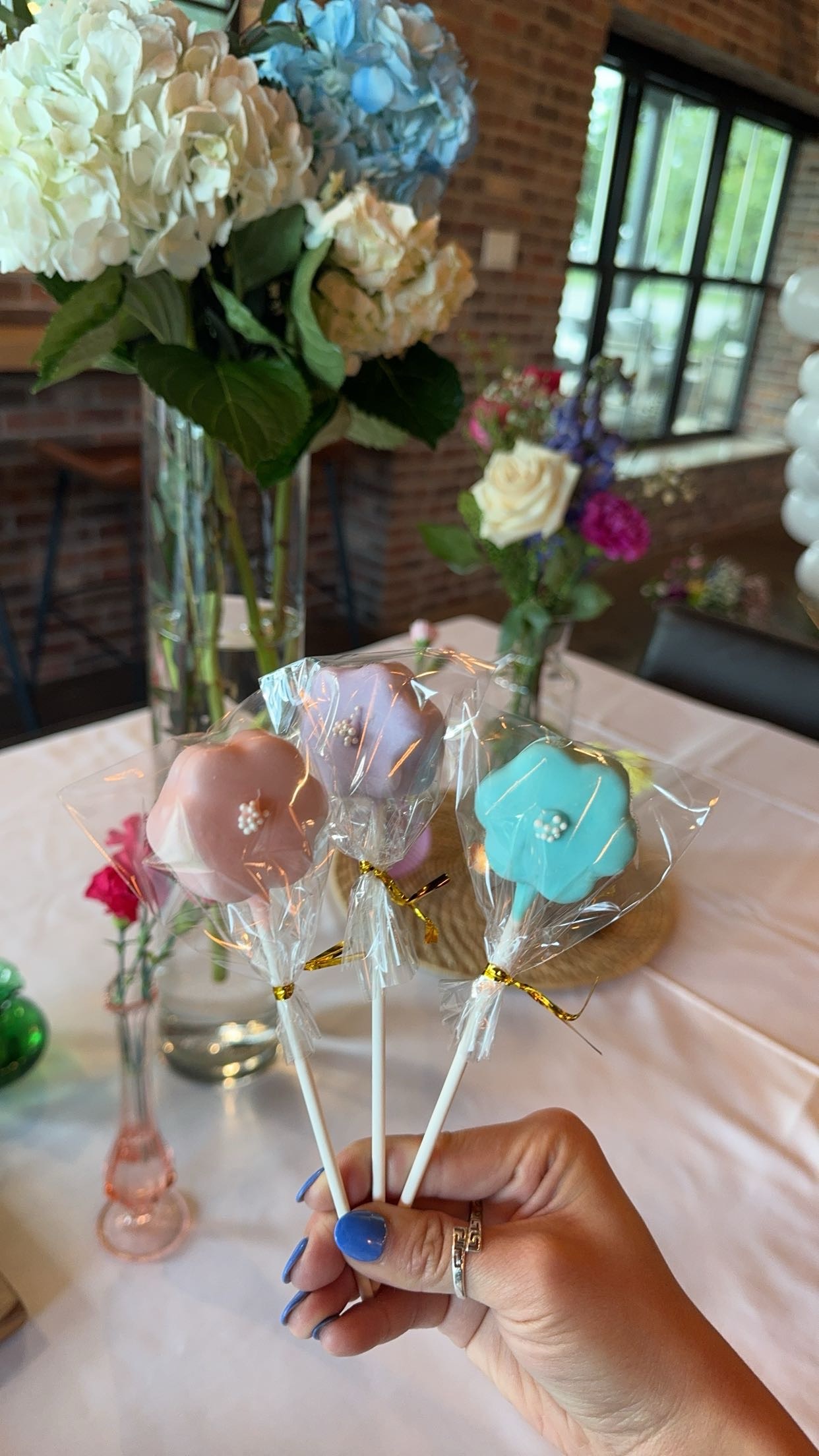 Custom Cake Pops (12)