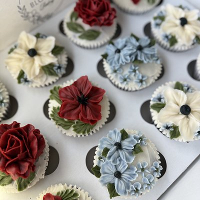 Minimalistic floral designs 