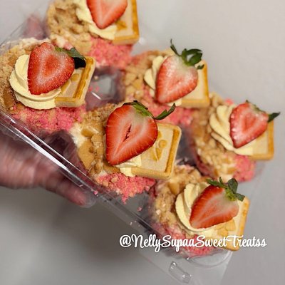 Strawberry Banana Pudding Cupcakes (6ct)