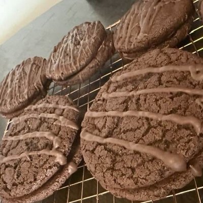Classic Chocolate Cream  Round 4 Oz