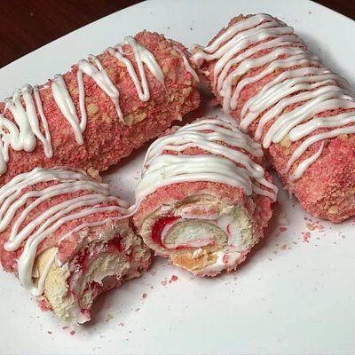 strawberry crunch cake rolls