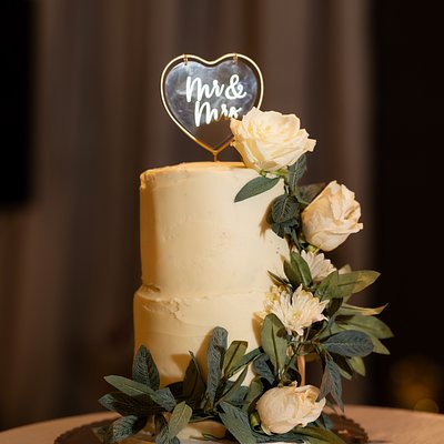 2 Tiered Wedding Cake With Tasting Box