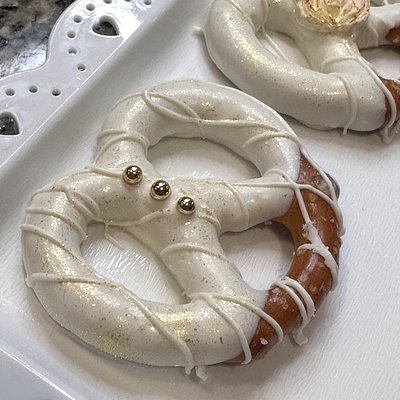 Elegant Old Thyme Pretzel Box