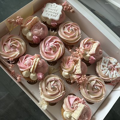 12 Personalised Cupcake