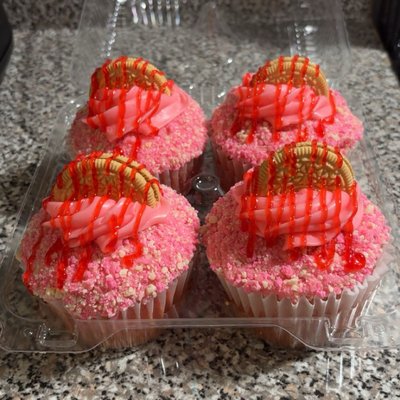 4 Count Strawberry 🍓 Crunch Cake 🧁 Jumbo (Preorderonly )