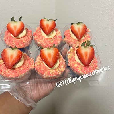 6ct Stuffed Strawberry Cupcakes 