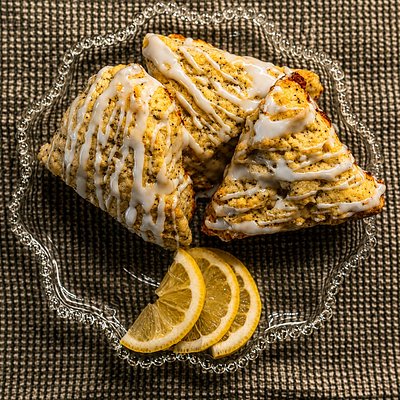 Sourdough Lemon 🍋 Poppyseed Scones - 6 Count