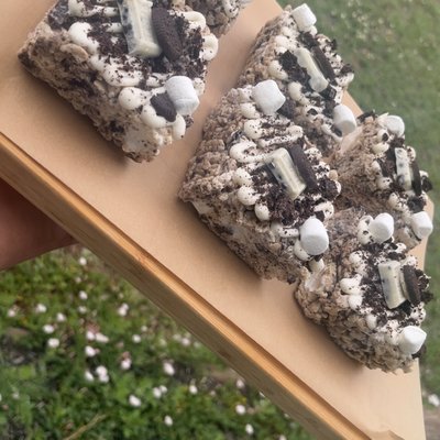 Cookies & Cream Rice Krispie Treats (9 Count)