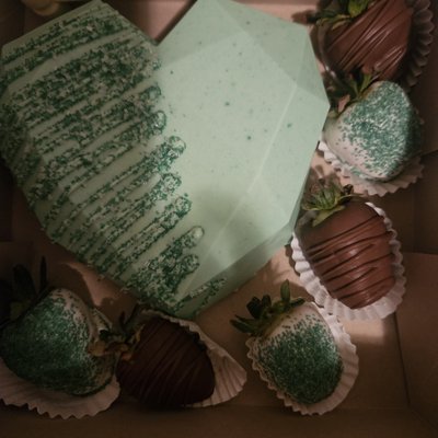Green Breakable Heart W/6 Strawberry's 