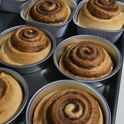 Cinnamon Rolls (6)