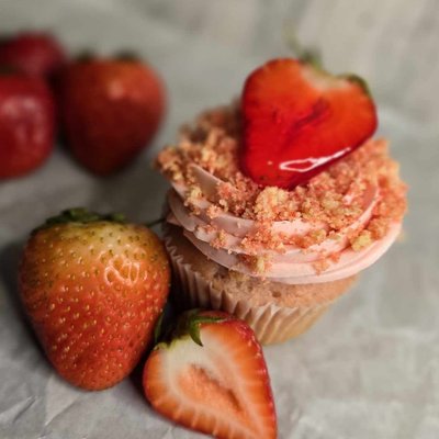 Strawberry Crumble Cupcakes