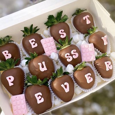 Valentines Chocolate Covered Strawberries With Letter Message